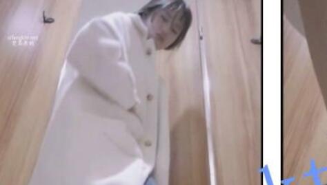 极品美女，清纯学生妹一边尿尿水一边直流【1.8G】