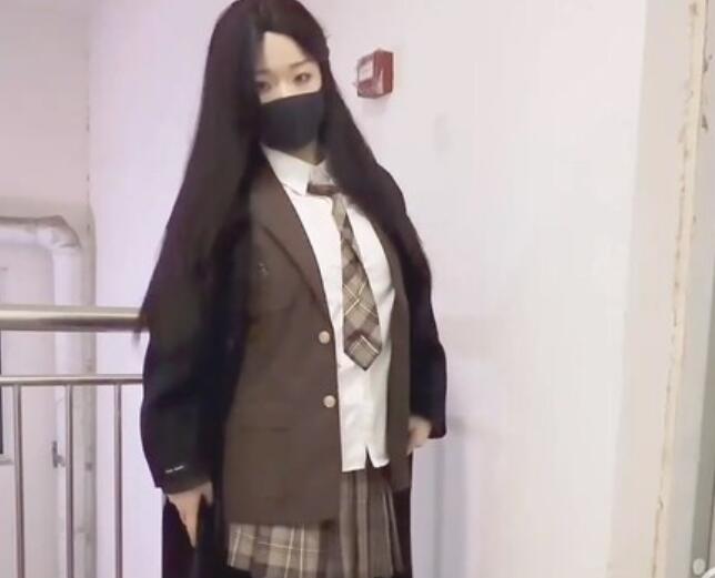 【户外激战】小羊MM – JK短裙跟男友在公园尽情的做