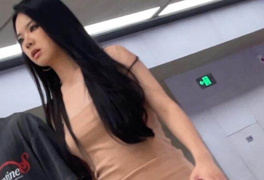 【CDCD】4.身材颜值都很顶的包臀裙美女抄底白色内内