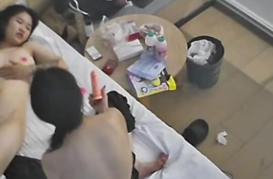 -2流出酒店偷拍❤️高颜值女同大姨妈来了也要戴上假阳具满足性伴侣把她干的哇哇叫