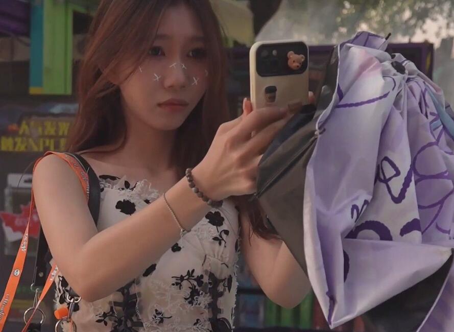 (BC-AA-580)吊带花裙小姐姐逛街..抬腿拿东西CD蕾丝边粉内