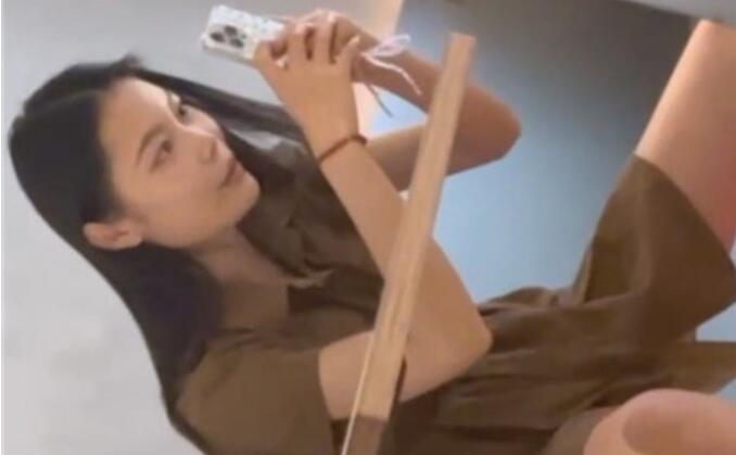 大神潜入咖啡厅女拍多位美女白领❤️各种极品美鲍鱼还有两位干净的无毛B真想舔一舔