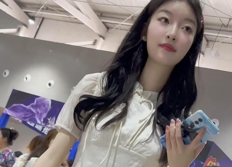 【KFC】白色长裙学生妹独自逛街·白色内内前后CD