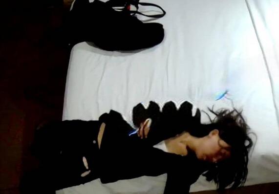 11-8新流出酒店❤️美女被灌醉醉得不省人事难逃被脱掉裤子插入的命运